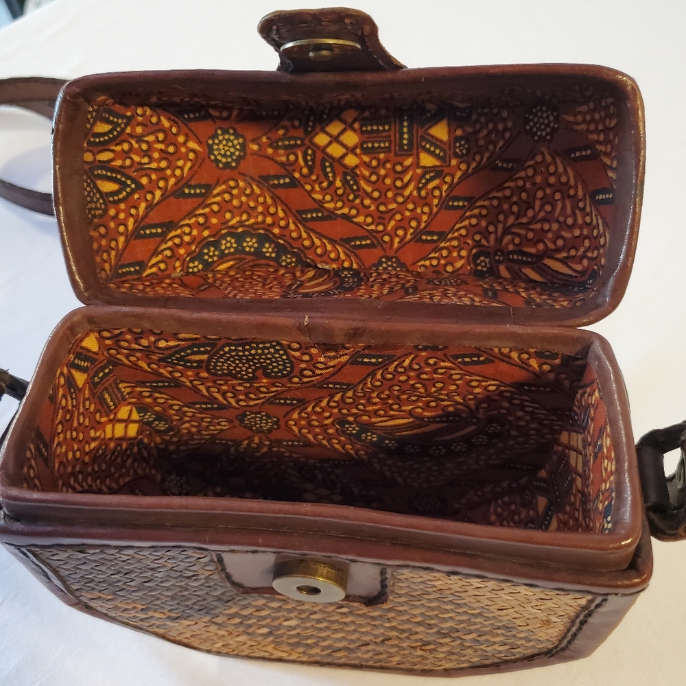 Lined Vintage Woven Crossbody Bag - Picture 5 of 14